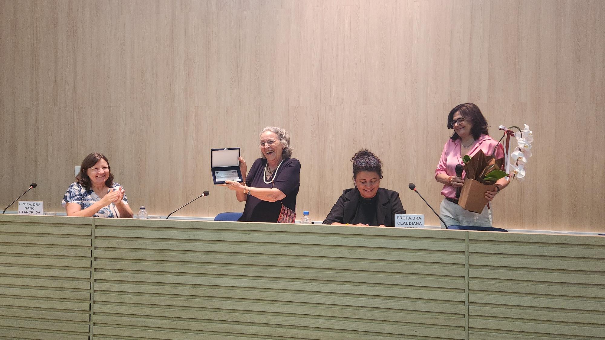 Homenagem à professora Leda